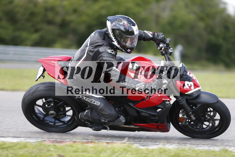 /Archiv-2024/29 12.06.2024 MOTO.CH Track Day ADR/Gruppe blau/35